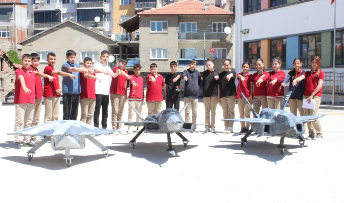 Hekimhanlı Öğrencilerden Geri Dönüşümle Savunma Sanayisine Selam Malatya’nın Hekimhan ilçesinde ortaokul öğrencileri, geri dönüşüm malzemelerini kullanarak Türkiye’nin