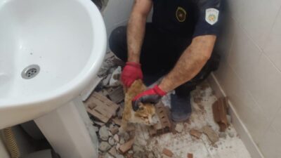 Malatya’da iki bina arasındaki dar boşluğa sıkışan kedi, itfaiye ekiplerinin