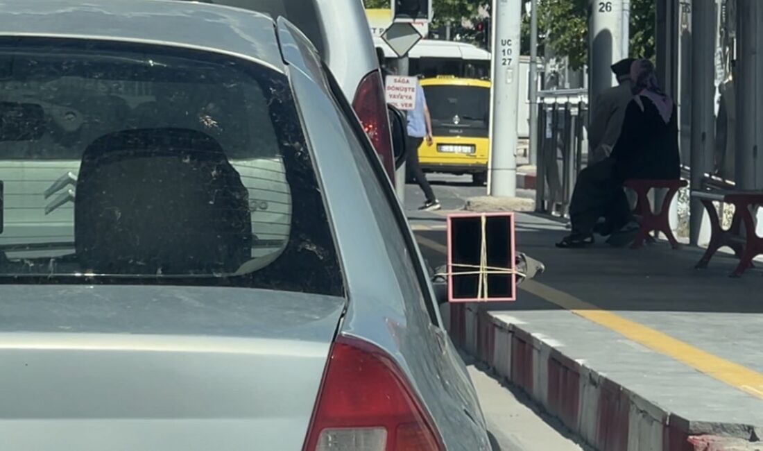 Kırılan Dikiz Aynasının Yerine Makyaj Aynası Taktı Malatya’da bir otomobil sürücüsü, kırılan sağ dikiz aynasının yerine makyaj