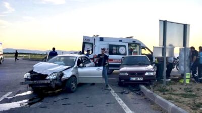 Malatya’da Kuzey Çevreyolu Dilek Kavşağı’nda iki otomobilin çarpışması sonucu meydana