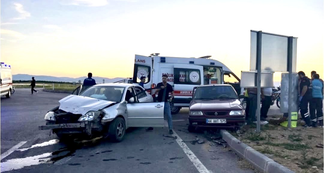 Kuzey Çevreyolu’nda İki Otomobil Çarpıştı: 2 Yaralı Malatya’da Kuzey Çevreyolu Dilek Kavşağı’nda iki otomobilin çarpışması sonucu meydana