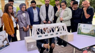 Maket Köprü Yarışmasında Öğrenciler Yeteneklerini Sergiledi Geleceğin inşaat profesyonelleri, düzenlenen maket köprü yarışmasında teknik bilgi ve