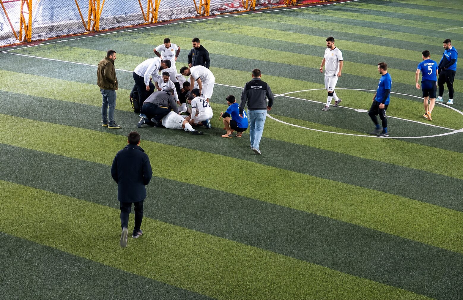 Malatya’da Halı Sahada Hayat Kurtaran Müdahale Malatya’da bir halı sahada maç sonrası fenalaşan genç sporcu, tesis
