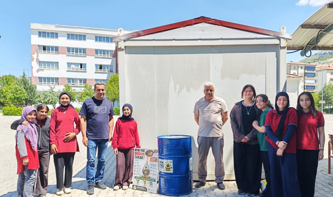Öğrencilerden Çevre İçin Örnek Hareket: Atık Yağlar Geri Dönüşüme Kazandırılıyor Malatya Hacı Avni Kız Anadolu İmam Hatip Lisesi’nde kurulan Atık