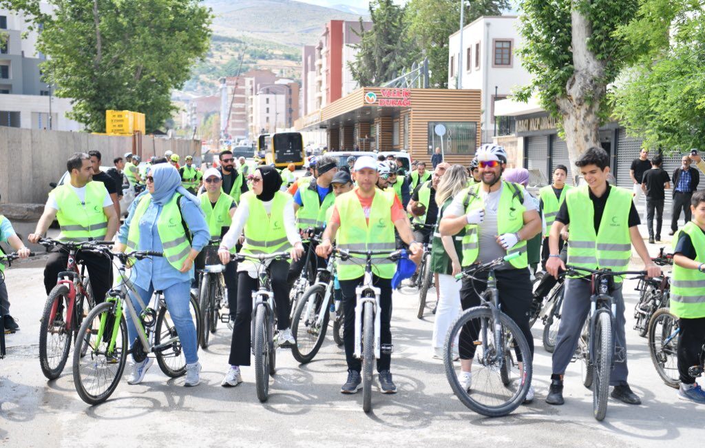 Malatya’da düzenlenen 13. Geleneksel Yeşilay Bisiklet Turu’nda yüzlerce bisiklet tutkunu,