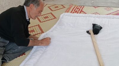 Darende’de yarım asrı aşkın süredir yorgancılık yapan 70 yaşındaki Hanifi