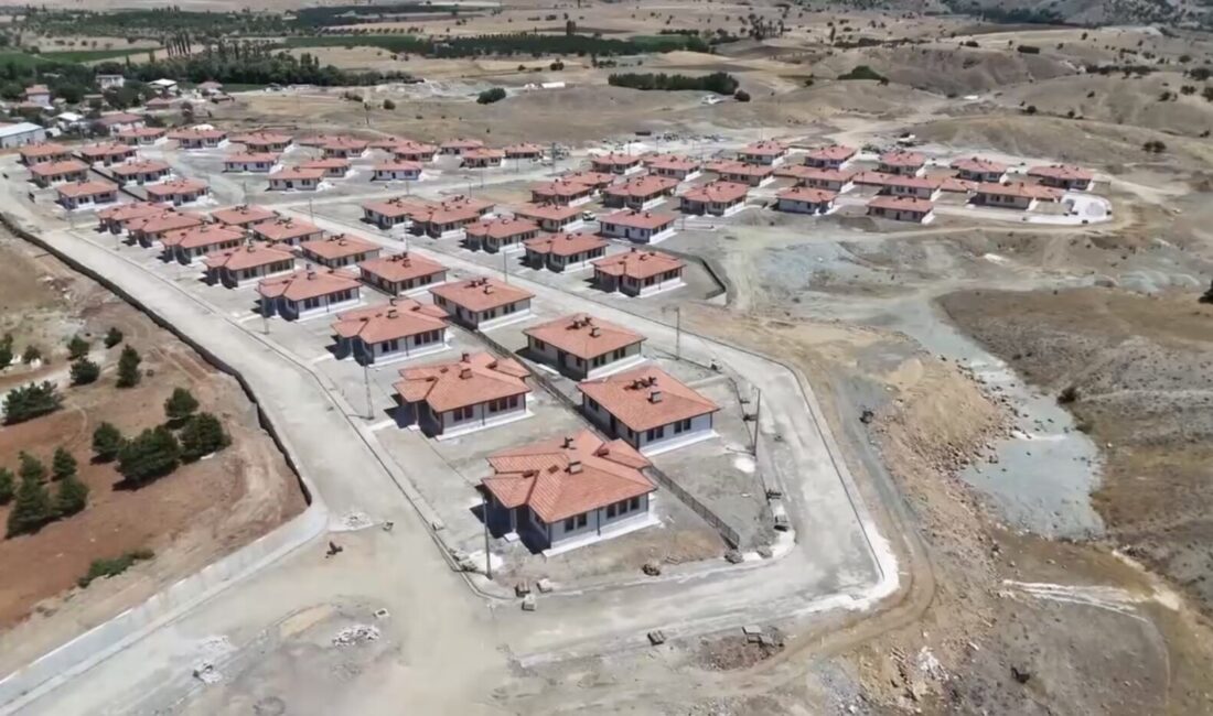 Doğanşehir ilçesine bağlı Günedoğru Mahallesi’nde yapımı tamamlanan 189 betonarme kırsal