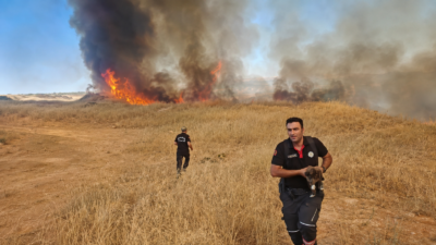 Malatya’nın Akçadağ ilçesinde çıkan arazi örtüsü yangınına 7 araçla müdahale