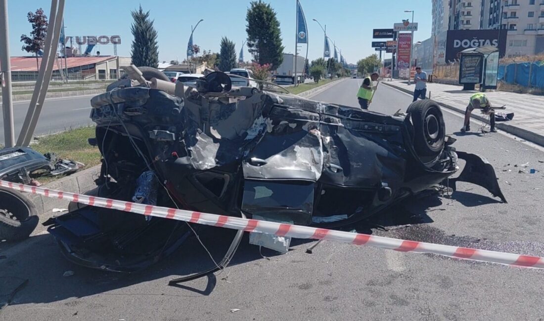 Çarpışmanın Şiddetiyle Takla Attı: 3 Yaralı Malatya’da iki otomobilin çarpıştığı kazada araçlardan biri takla atarak ters