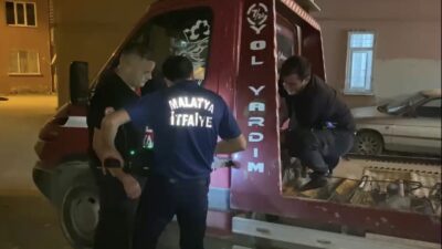 Çekicinin Demir Aksamına Sıkışan Kedi İtfaiye Tarafından Kurtarıldı Malatya’da oto kurtarma çekicisinin demir aksamına sıkışan kedi, ihbar üzerine