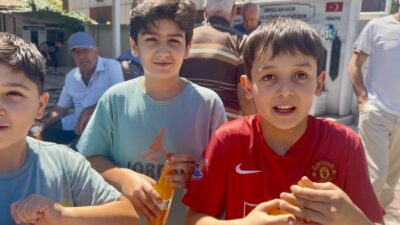 Malatya’da Cuma namazına katılan çocuklara, cami adabını ve namaz bilincini