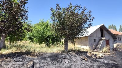 Malatya’nın Darende ilçesinde evlere yakın alanda çıkan yangın, itfaiye ekiplerinin
