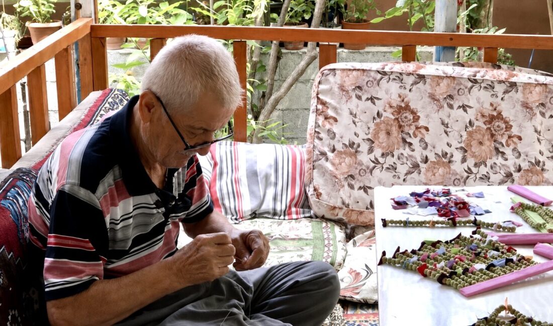 Doğadan Topluyor, Nazarlığa Dönüştürüyor Darende’de yaşayan 80 yaşındaki emekli terzi, doğadan topladığı üzerlikleri geleneksel