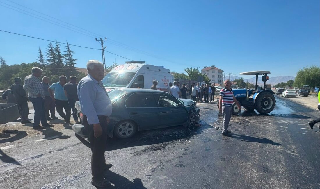 Doğanşehir’de Otomobil Traktöre Çarptı: 3 Yaralı Malatya’nın Doğanşehir ilçesinde otomobilin aynı yönde seyreden traktöre çarpması sonucu
