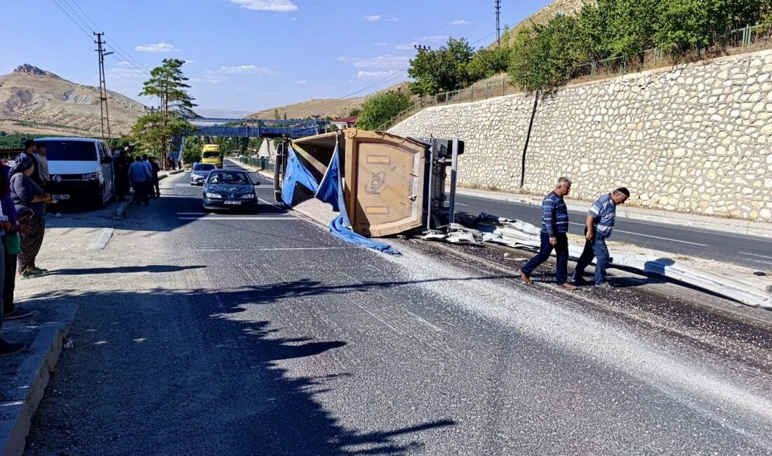 Malatya’nın Darende ilçesinde, iddiaya göre freni boşalan kum yüklü kamyon