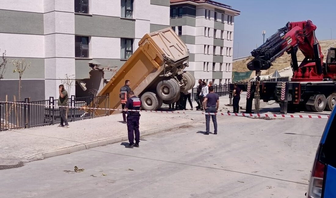 Freni boşalan hafriyat kamyonu TOKİ konutlarına çarptı: Sürücü yaralandı Malatya’nın Yeşilyurt ilçesine bağlı İkizce Mahallesi’ndeki TOKİ Deprem Konutları’nda freni