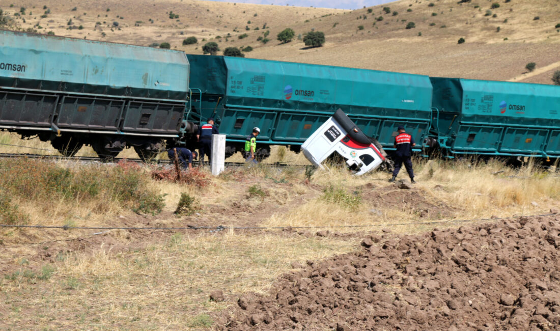 Hemzemin Geçitte Korkutan Çarpışma: Yük Treni Kamyona Çarptı Malatya’nın Hekimhan ilçesinde hemzemin geçitten geçmeye çalışan kamyona yük treni