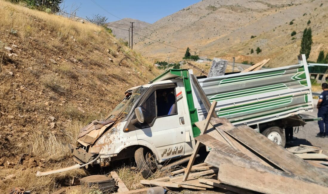 Malatya’da sürücüsünün direksiyon hâkimiyetini kaybettiği kamyonetin yol kenarındaki toprak alana