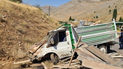 Malatya’da sürücüsünün direksiyon hâkimiyetini kaybettiği kamyonetin yol kenarındaki toprak alana