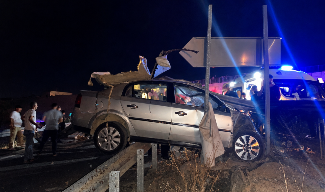 Malatya’nın Yeşilyurt ilçesinde kontrolden çıkarak orta refüje çarpan otomobilin 17