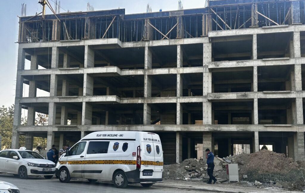 Malatya’da İnşaatta İş Kazası: İşçi Yüksekten Düştü Battalgazi ilçesinde bir şantiyede çalışan işçi, yüksekten düşerek yaralandı. Hastaneye