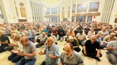 Kernek Karagözlüler Camii’nde düzenlenen programda Kur’an-ı Kerim ve Mevlid-i Şerif