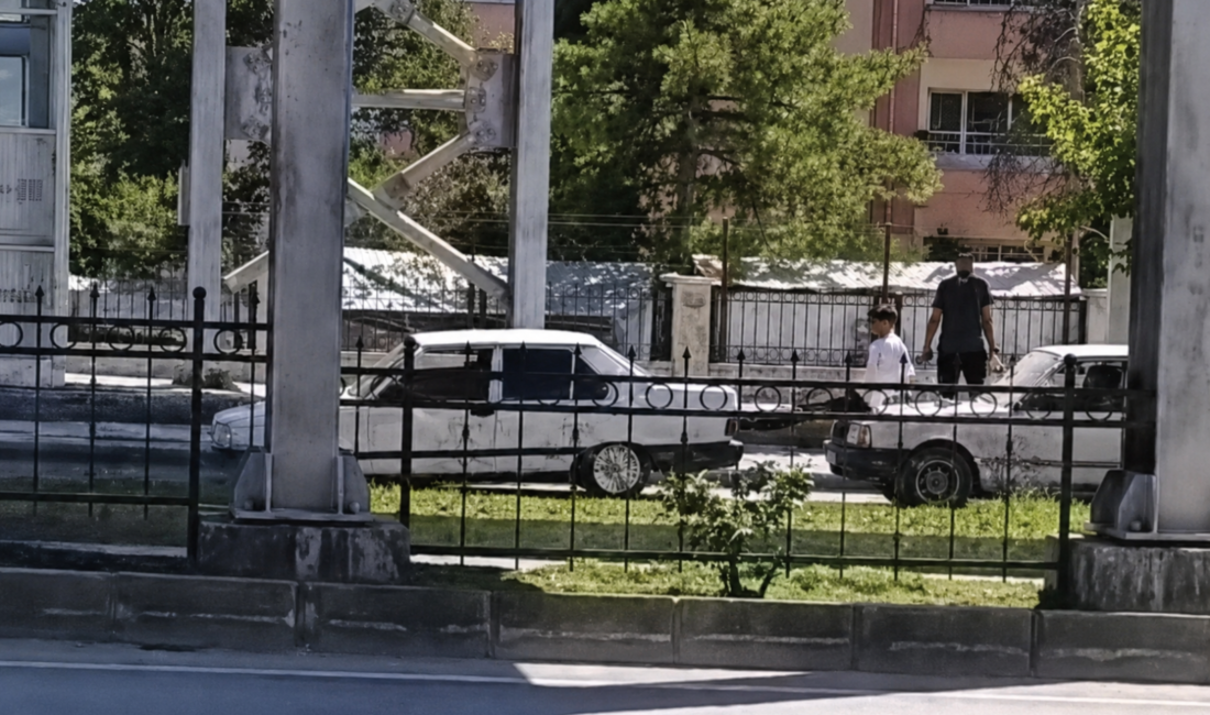 Malatya Çevreyolu’nda arızalanan otomobil, alışılmadık ve tehlikeli bir yöntemle taşındı.