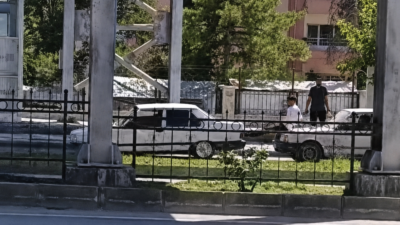 Malatya Çevreyolu’nda arızalanan otomobil, alışılmadık ve tehlikeli bir yöntemle taşındı.