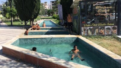 Malatya’da hava sıcaklığının 38 dereceyi bulmasıyla birlikte yüzme havuzuna gitme