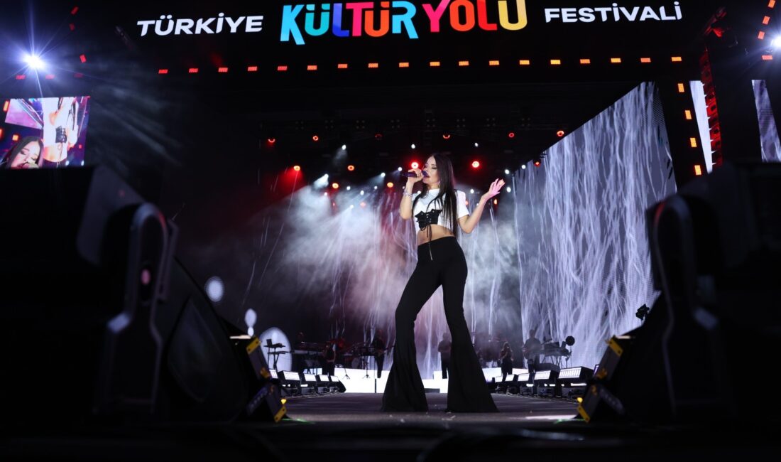 Simge Malatya’da Sevilen Şarkılarıyla Sahne Aldı Malatya Kültür Yolu Festivali’nin ikinci gününde sahne alan Simge, sevilen