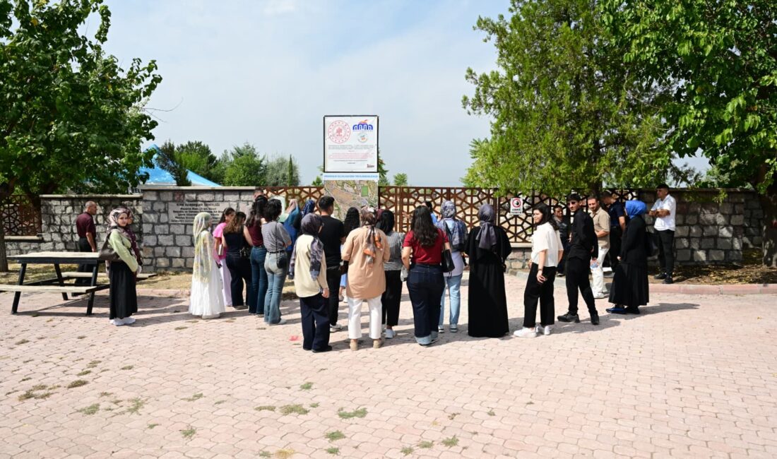 Battalgazi Belediyesinden Üniversitelilere Tarih ve Kültür Gezisi Battalgazi Belediyesi tarafından üniversite öğrencilerine yönelik düzenlenen iki günlük gezi