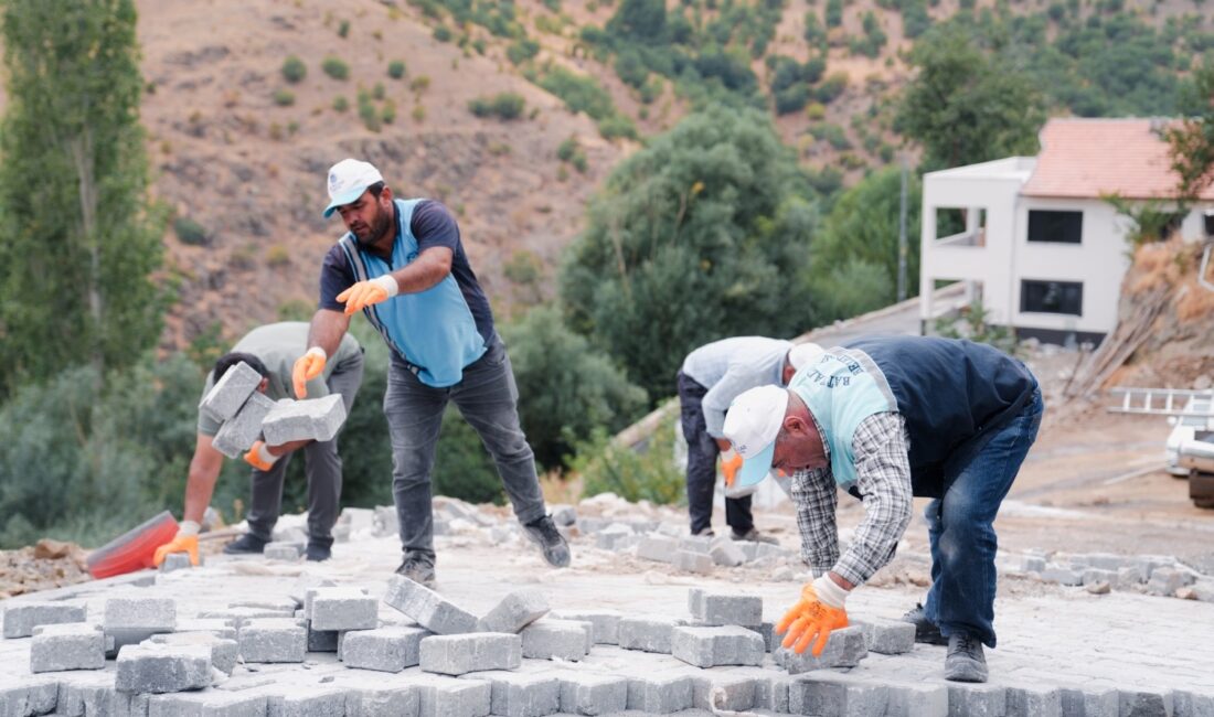 Battalgazi’de 2 Bin 500 Metrekare Kilit Taşı Döşendi Battalgazi Belediyesi, kırsal mahallelerde sürdürdüğü yol düzenleme çalışmaları kapsamında Kamıştaş