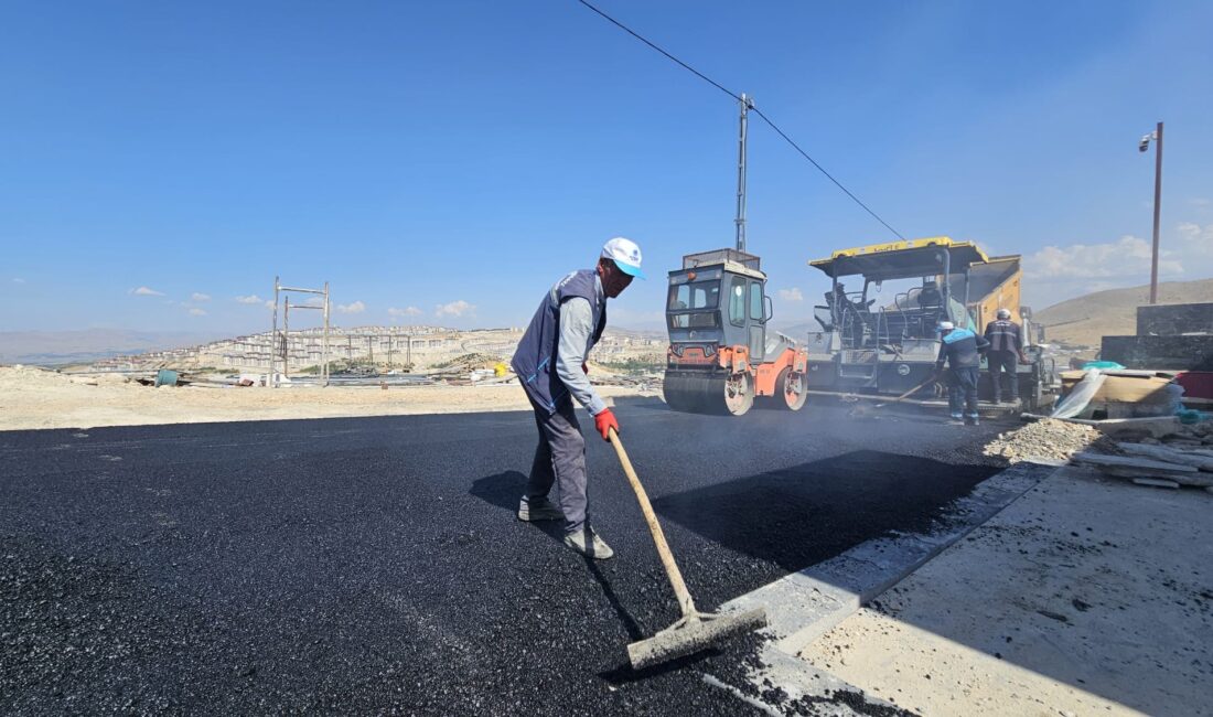 Battalgazi’de Asfalt Mesaisi: Kırsalda 9 Kilometrelik Yol Yenilendi Battalgazi Belediyesi, ilçe genelinde yol yapım ve yenileme çalışmalarını sürdürüyor.