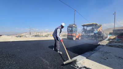 Battalgazi Belediyesi, ilçe genelinde yol yapım ve yenileme çalışmalarını sürdürüyor.