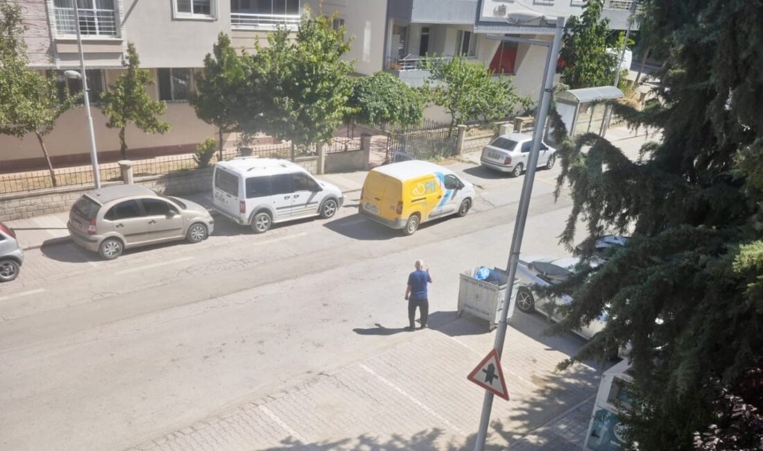 Malatya’nın Yeşilyurt ilçesinde bir sokakta çöp konteynerlerinin yerlerinin değiştirilmesi nedeniyle