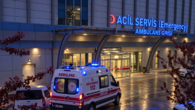 Malatya’nın Battalgazi ilçesinde bıçakla yaralanan bir kişi, ticari taksiyle hastaneye