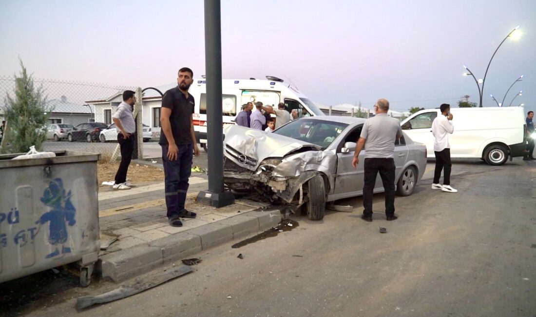 DSİ Kavşağında U Dönüşü Kazası: 2 Yaralı Malatya-Sivas Karayolu DSİ Kavşağında U dönüşü yapmak isteyen otomobil ile seyir