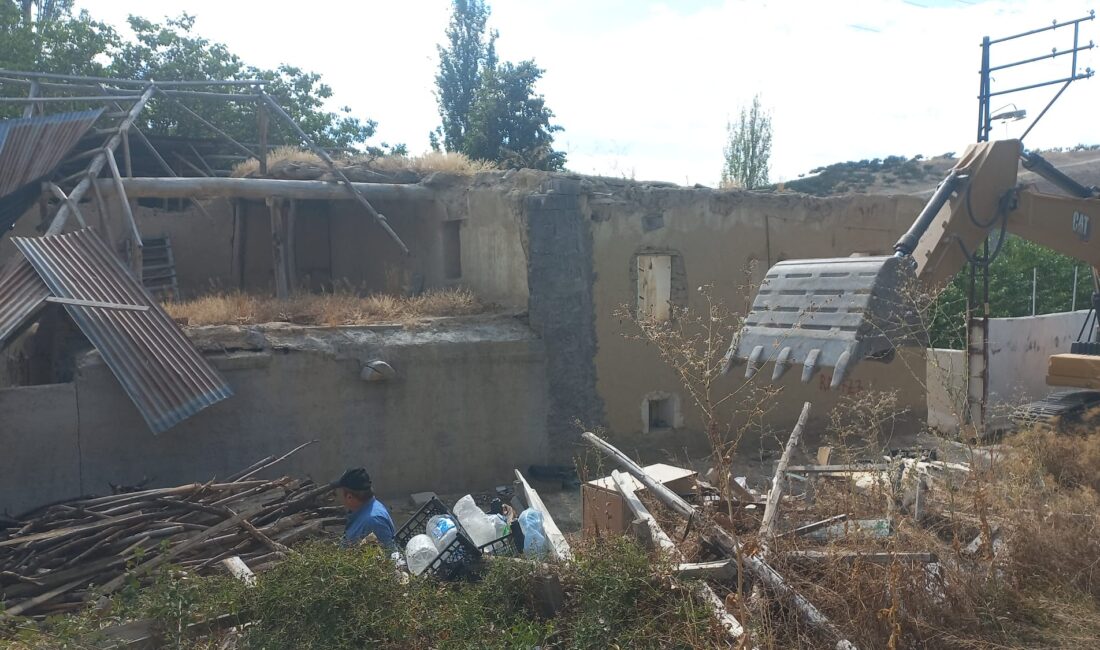 Darende’de Depremin İzleri Siliniyor Malatya’nın Darende ilçesinde, 6 Şubat depremlerinde ağır hasar alan 3