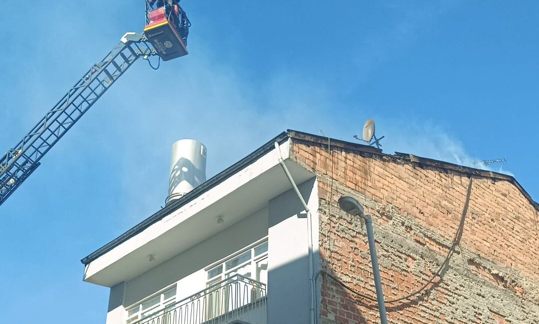 Hamidiye Mahallesi’nde Korkutan Çatı Yangını: İtfaiye Ekipleri Hızla Müdahale Etti Malatya’da Hamidiye Mahallesi Mimar Sinan Caddesi üzerinde bulunan 2 katlı