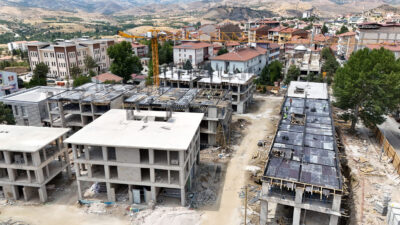İnşaat maliyetlerindeki artış Malatya’daki dev şantiyeyi yakından ilgilendiriyor Deprem sonrası yeniden yapılanma çalışmalarının yoğun şekilde sürdüğü Malatya’da, Türkiye