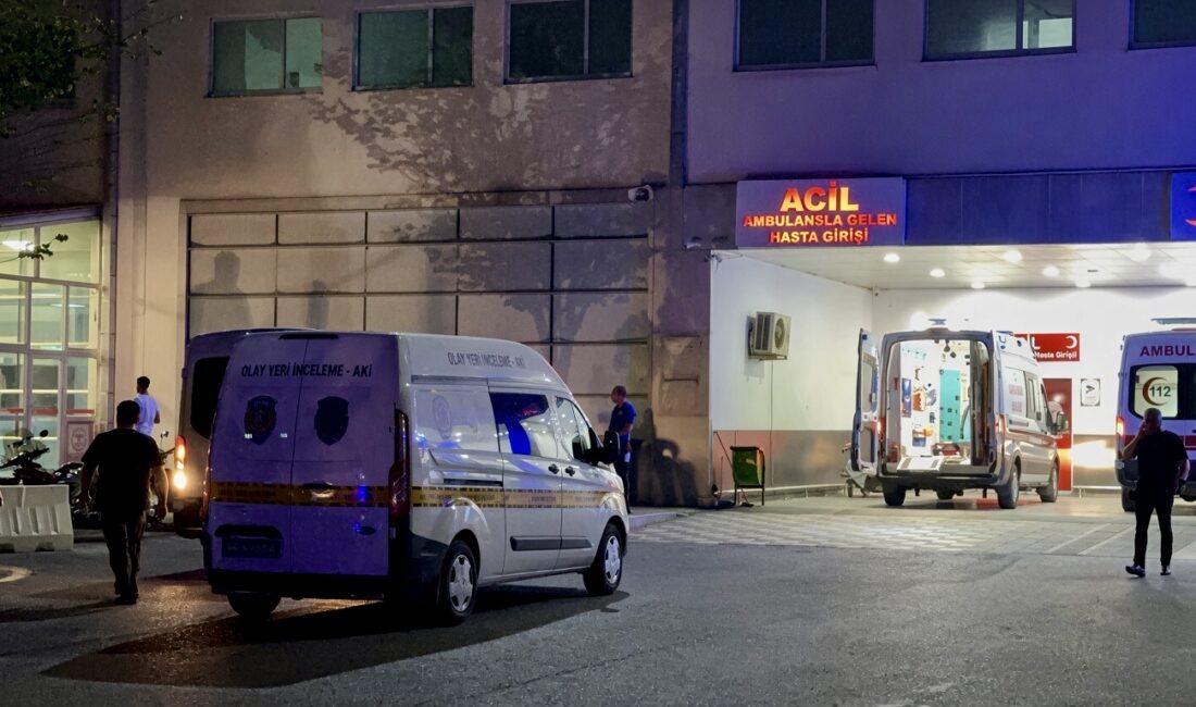 İş Yerinde Silah Kazası: Genç Bacağından Yaralandı Malatya’nın Yeşilyurt ilçesinde bir iş yerinde arkadaş grubunun sohbet ettiği