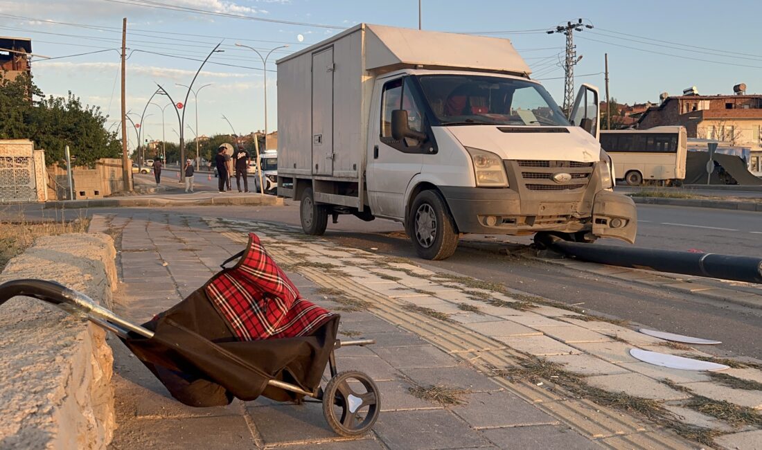 Kamyonet Yayaya Çarptı, Direği Kırarak Kaldırıma Çıktı Malatya’nın Battalgazi ilçesinde karşıdan karşıya geçmeye çalışan M.B.’ye kamyonet çarptı.