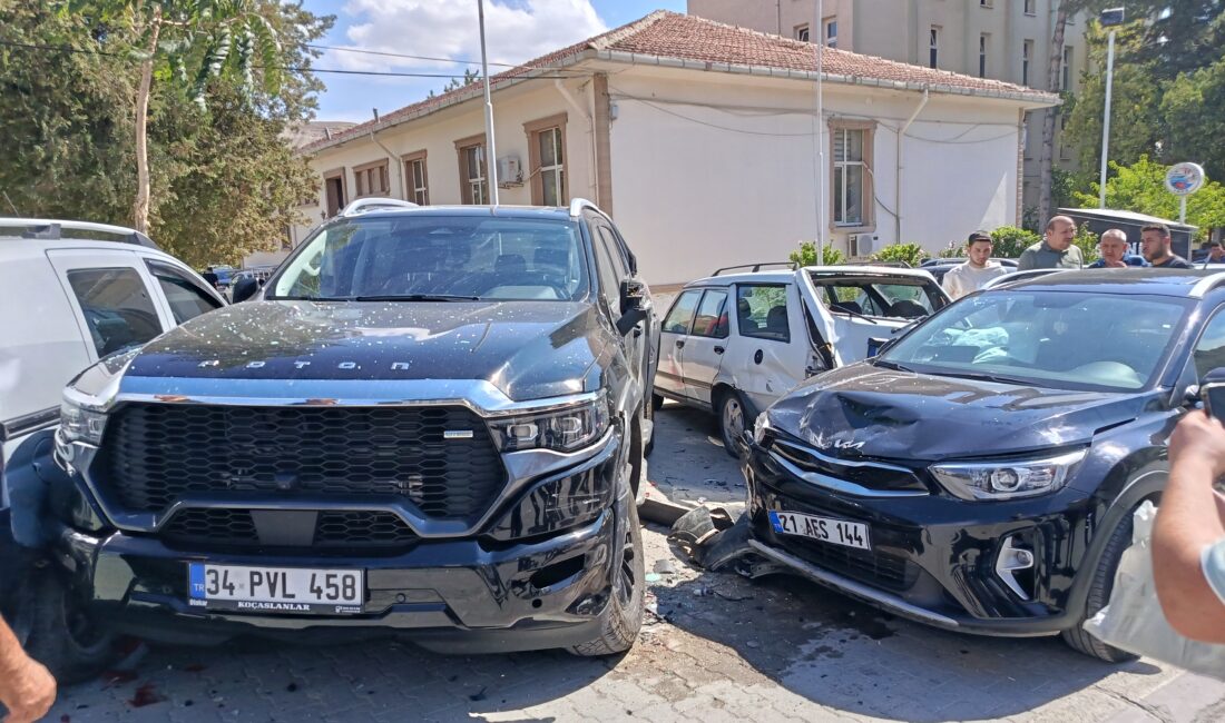 Malatya’nın Darende ilçesinde kontrolden çıkan araç, yol kenarında park halindeki