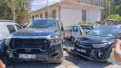 Malatya’nın Darende ilçesinde kontrolden çıkan araç, yol kenarında park halindeki