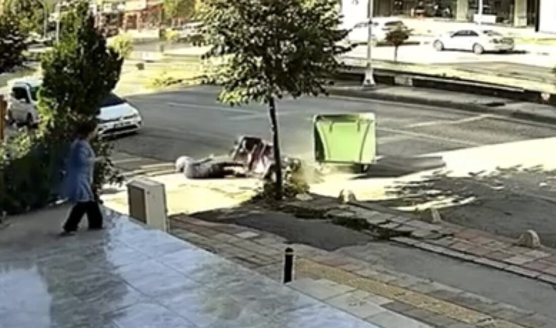 Kontrolden Çıkan Otomobil Motosiklete Çarptı: O Anlar Kamerada Malatya’da kontrolden çıkarak karşı şeride geçen minibüsün motosiklete çarptığı kaza