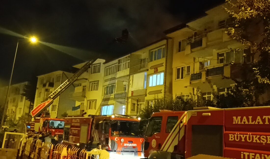 Malatya’da 4 Katlı Binanın Çatısında Yangın Malatya’da 4 katlı bir binanın çatısında çıkan yangın, itfaiye ekiplerinin