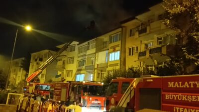 Malatya’da 4 katlı bir binanın çatısında çıkan yangın, itfaiye ekiplerinin