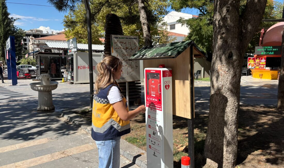 Malatya’da Ani Kalp Durmalarına Karşı 3 Noktaya Otomatik Şok Cihazı Yerleştirildi Malatya’da ani kalp durması vakalarında erken müdahale imkanını artırmak amacıyla