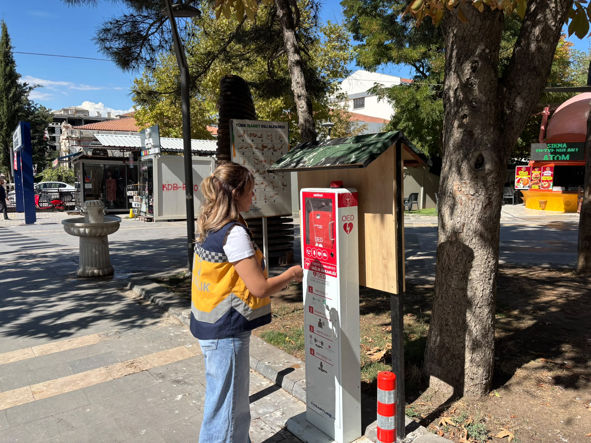 Malatya’da Ani Kalp Durmalarına Karşı 3 Noktaya Otomatik Şok Cihazı Yerleştirildi Malatya’da ani kalp durması vakalarında erken müdahale imkanını artırmak amacıyla