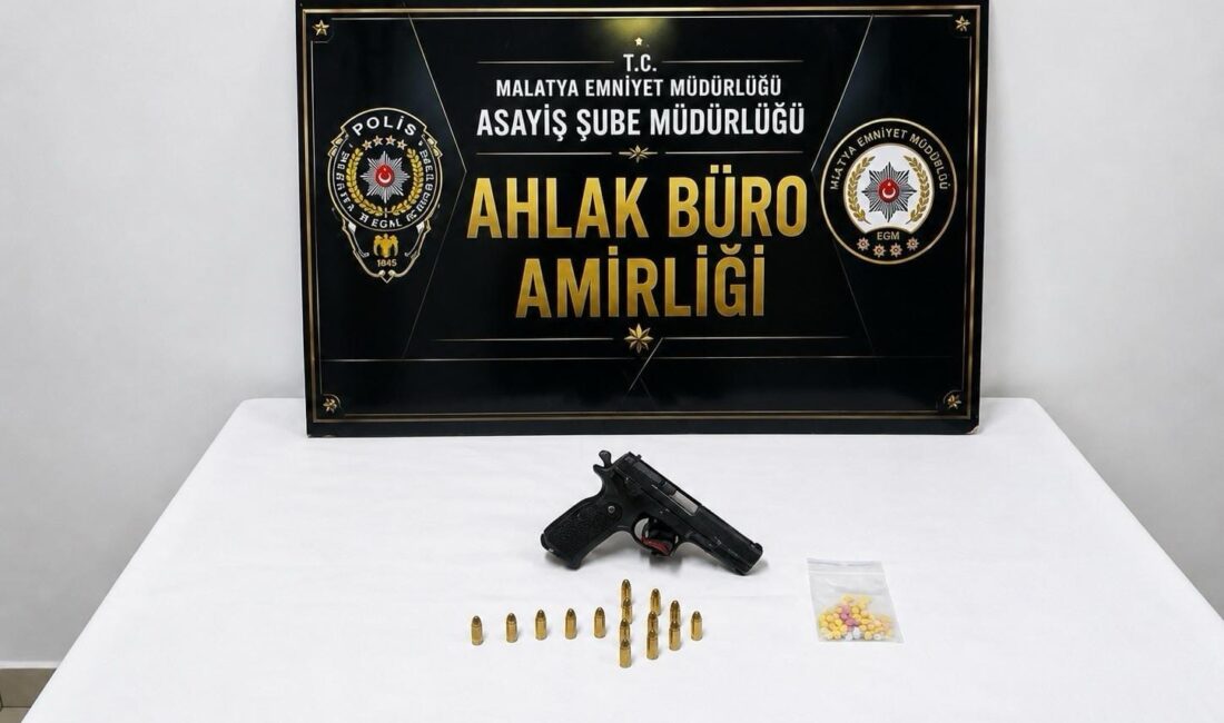 Malatya’da Eğlence Merkezlerine Denetim: 4 İş Yeri Mühürlendi Malatya’da eğlence merkezlerine yönelik gerçekleştirilen denetimlerde ruhsatsız tabanca, fişek ve